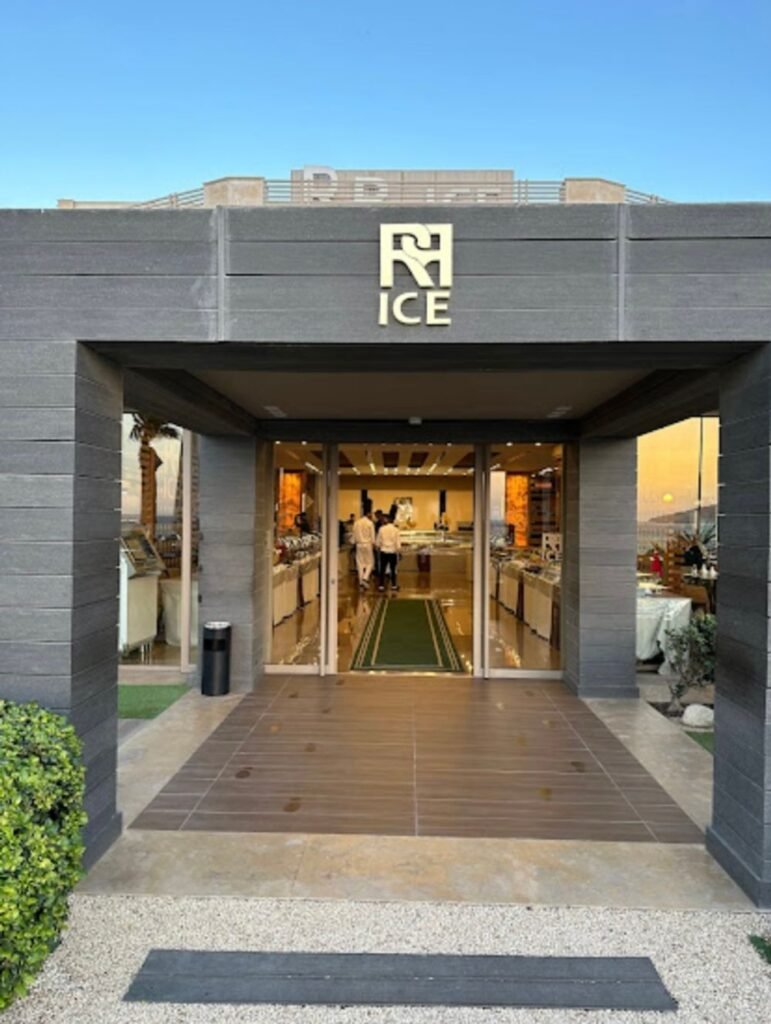 RR Ice Tanger - entrée café restaurant vue mer